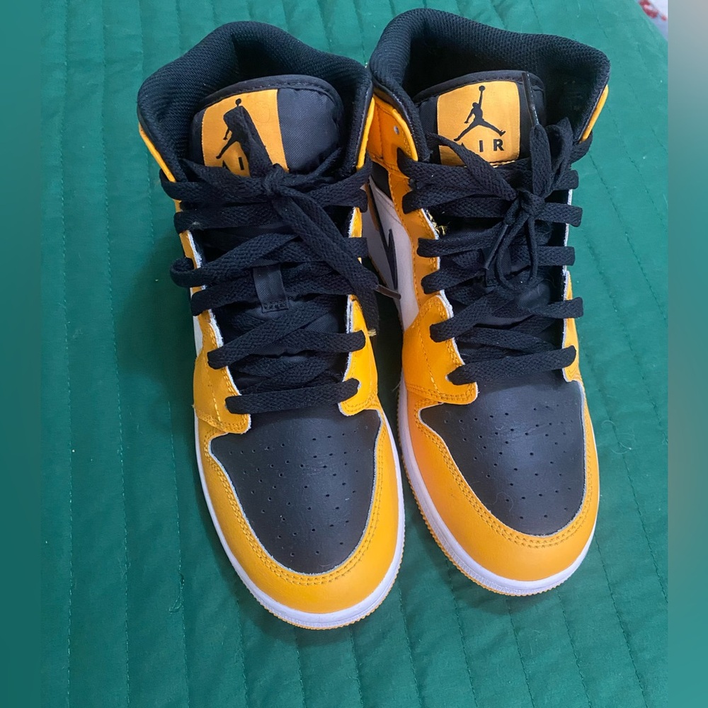 Jordan Kids Sneakers in Black and Yellow